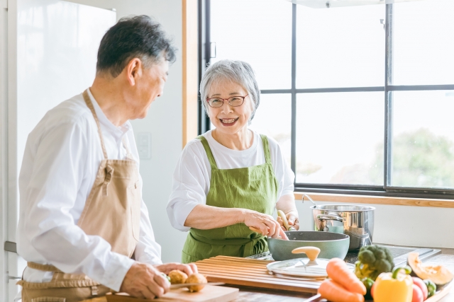 ご夫婦で調理中のキッチン